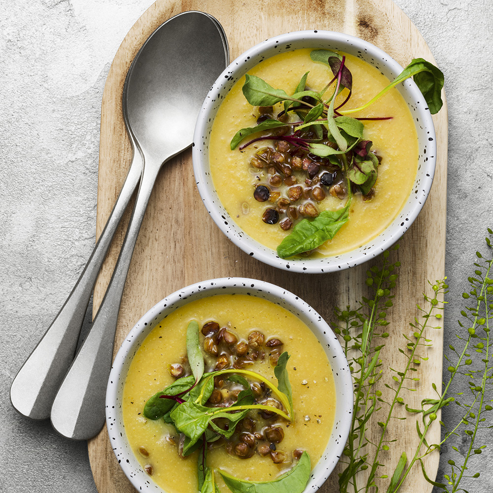 Blomkålssoppa med gurkmeja toppad med krispiga linser