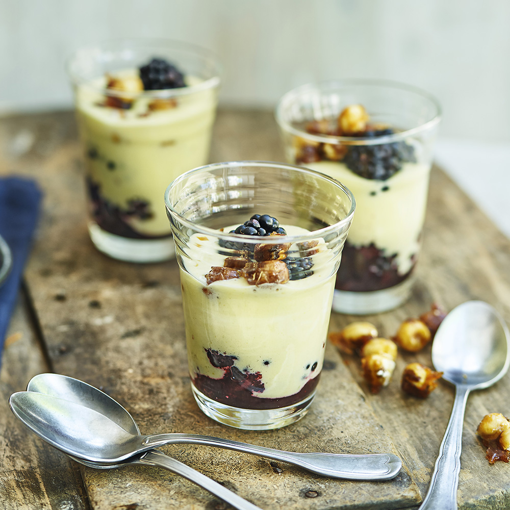 Zabaionekräm med bär och kanderade hasselnötter