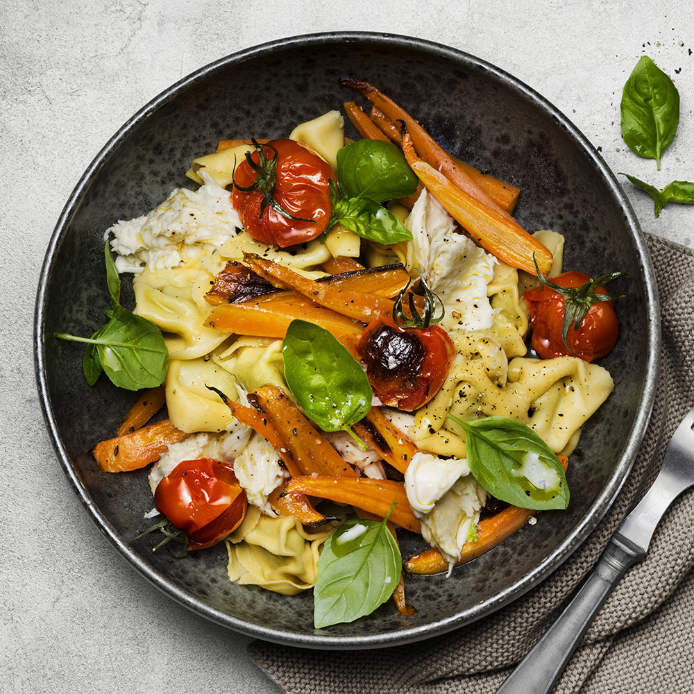 Färsk fylld pasta med ugnsbakade grönsaker och mozzarella