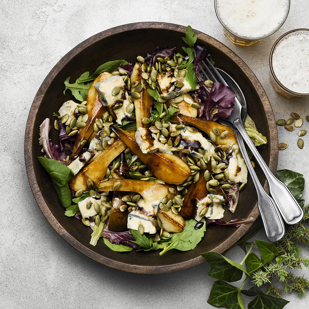 Ädelostsallad med stekta päron och pumpafrön