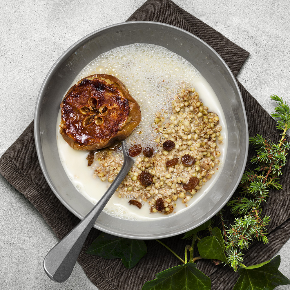 Bovetegröt med sesamfrön, kanel och russin