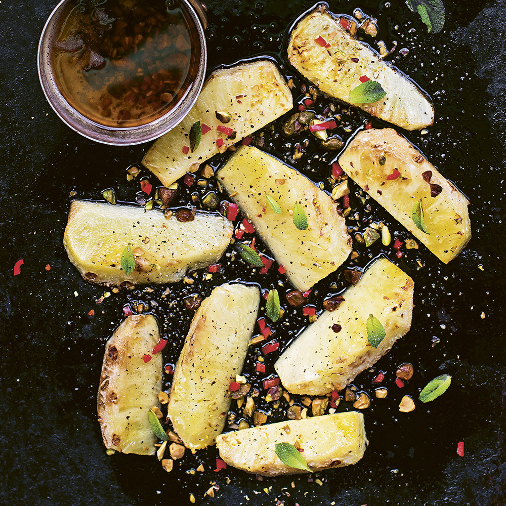 Rostad ananas med brynt smör, chili och mynta