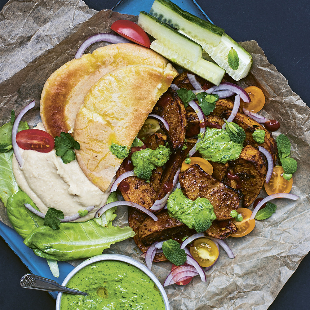 Shawarma-rostad kålrot i pita med hummus och tahinisås