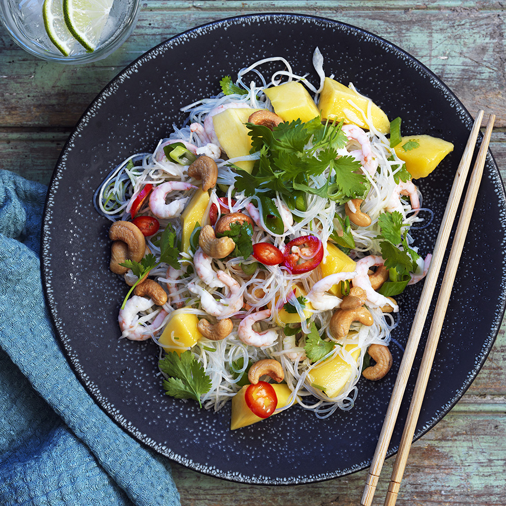 Nudelsallad med räkor och mango