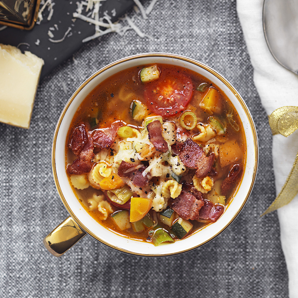 Minestronesoppa med parmesan- och bacontopping