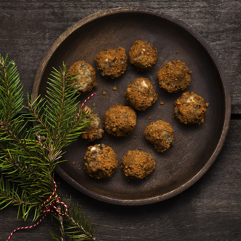 Pepparkaksbollar med ädelost och dadlar