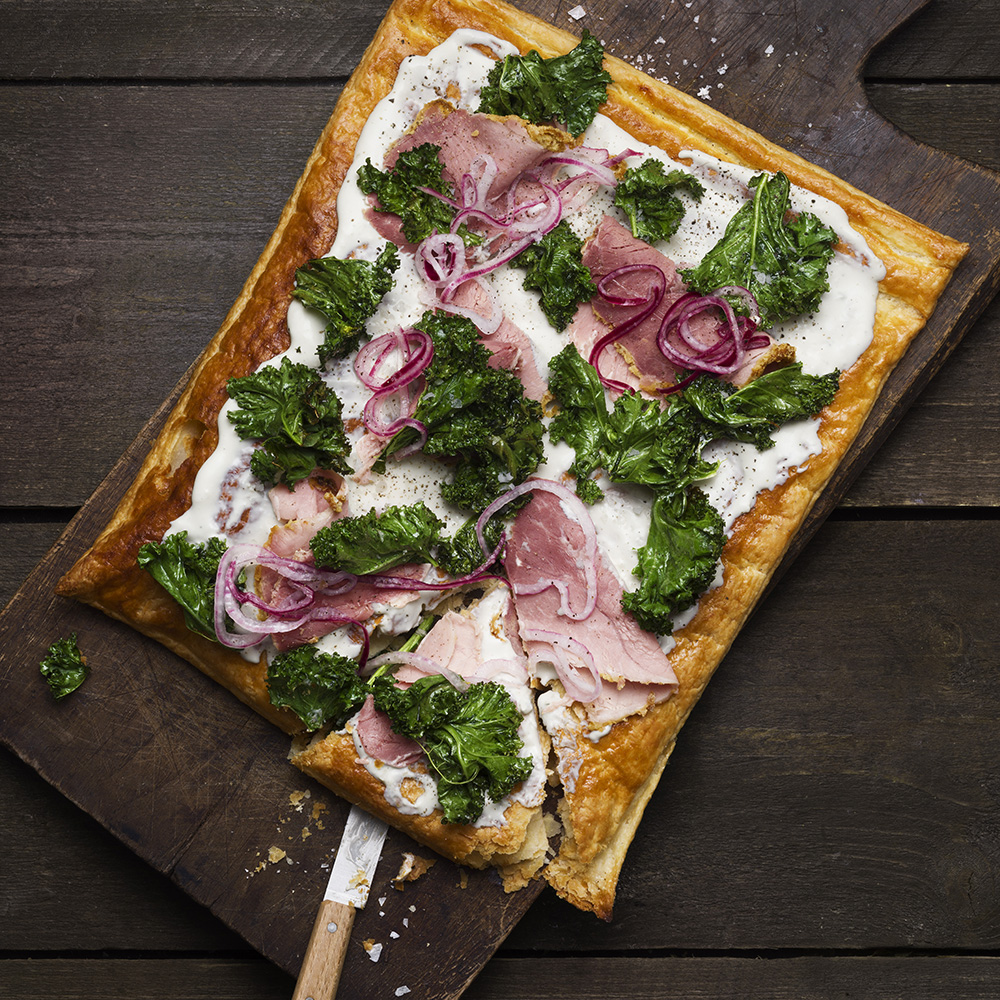 Smördegspizza med julskinka, grönkål och picklad rödlök