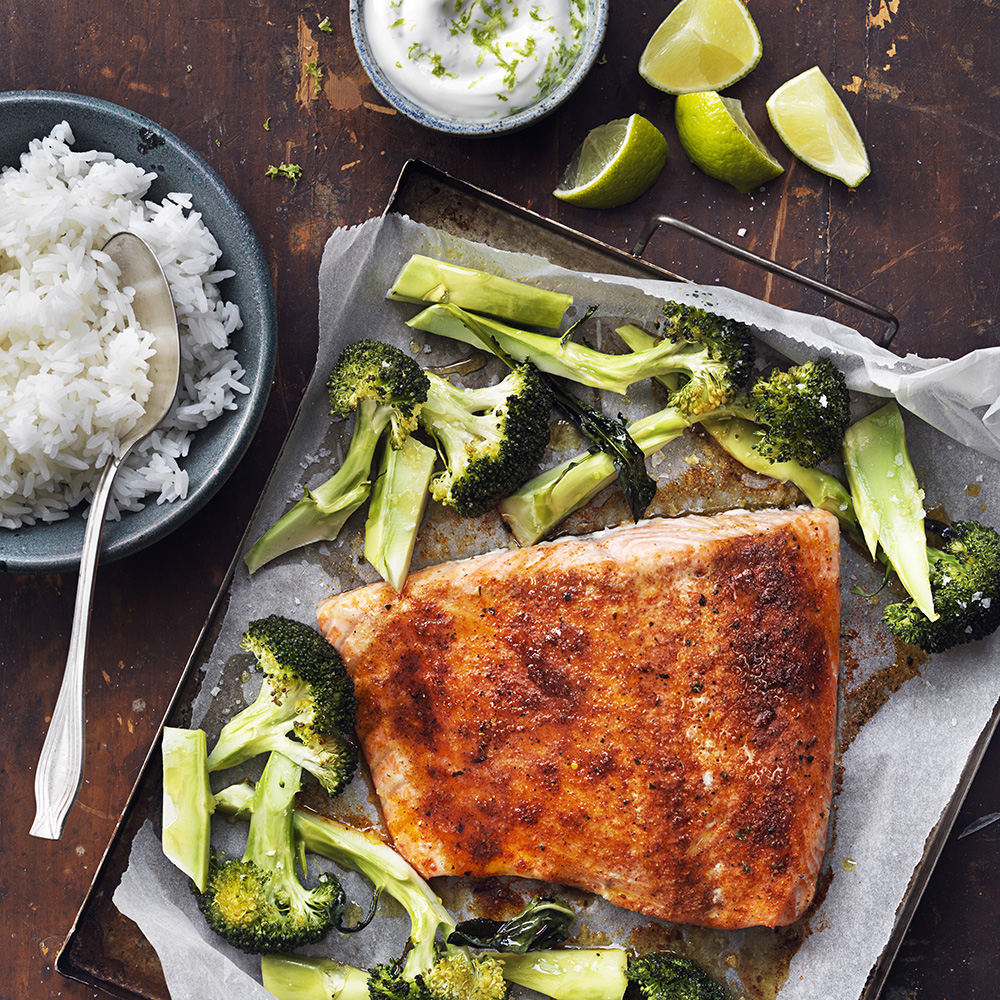 Ugnsbakad lax med limeyoghurt och broccoli