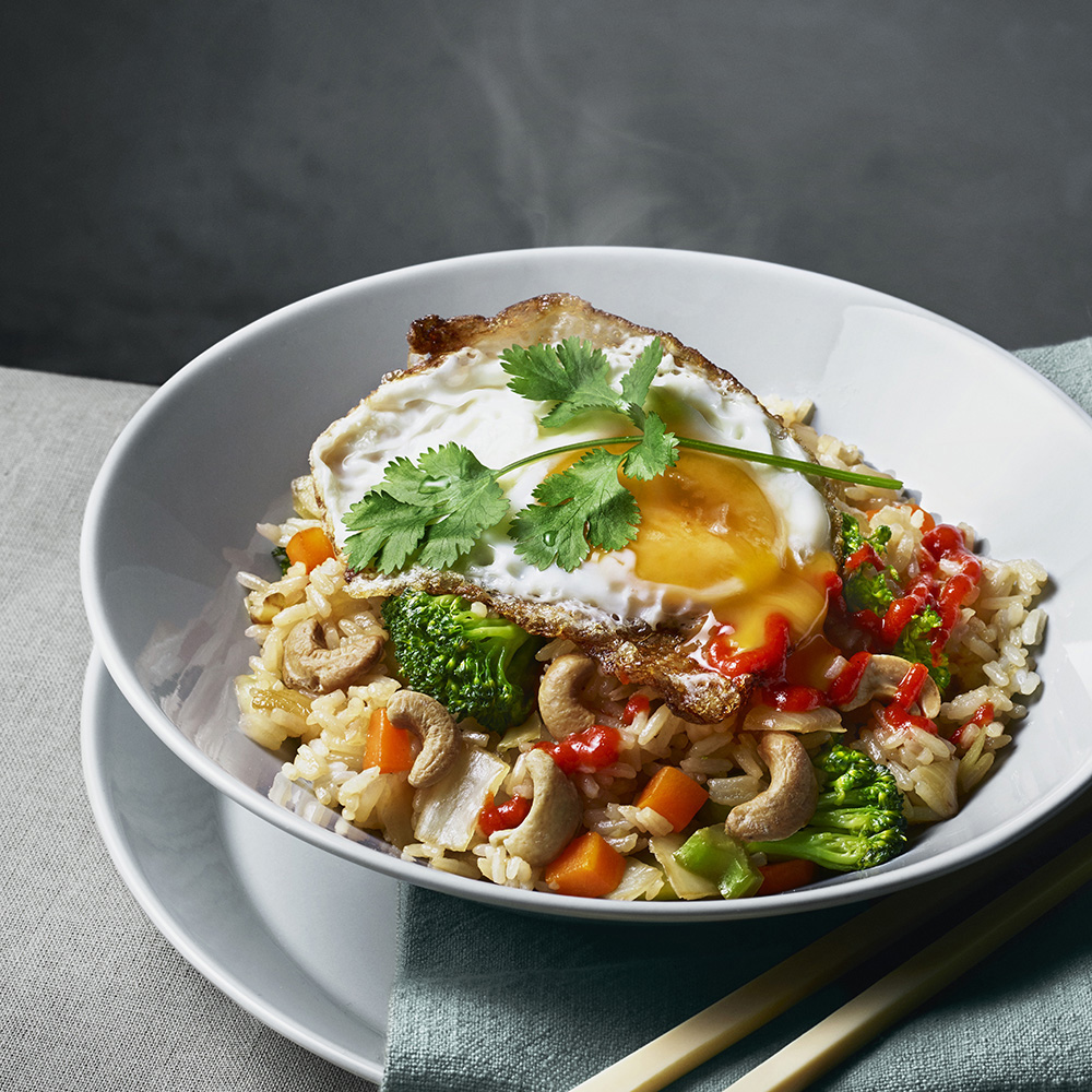 Stekt ris med ägg och cashewnötter