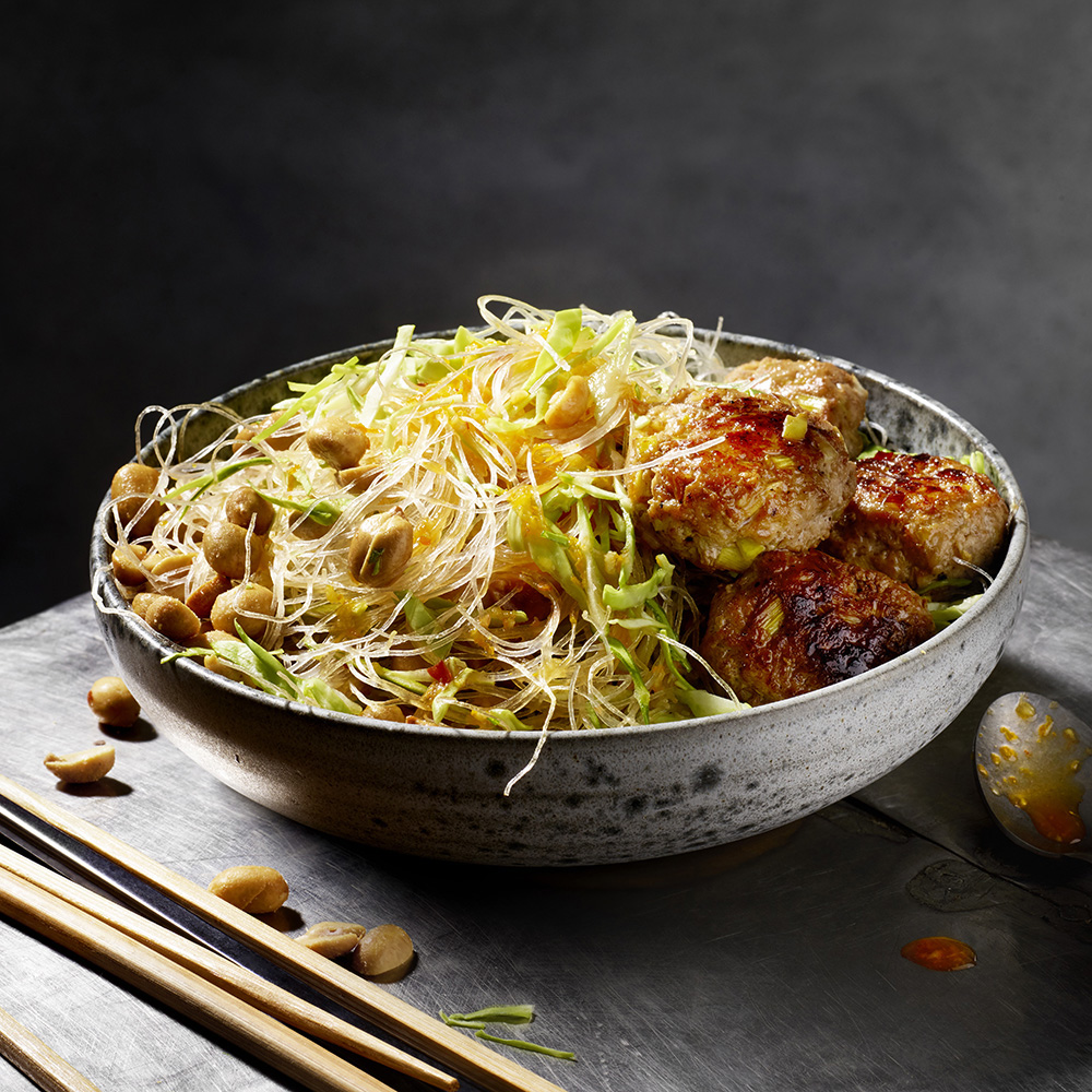 Nudelsallad med fläskfärsbiffar