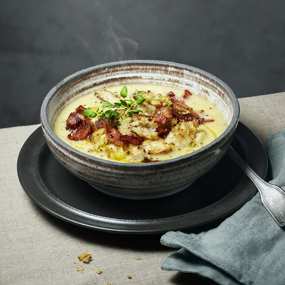 Rotsellerisoppa med vita bönor och bacon