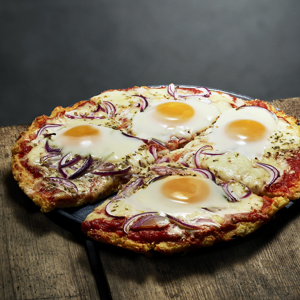 Blomkålspizza med ägg och mozzarella
