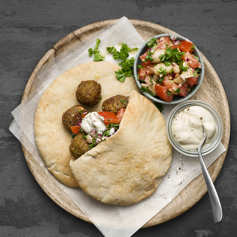 Pita med falafel och bönsallad