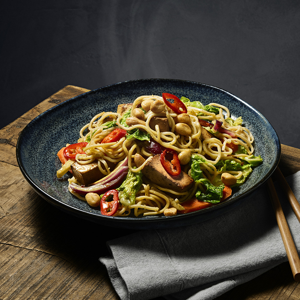 Nudelwok med tofu och jordnötssås