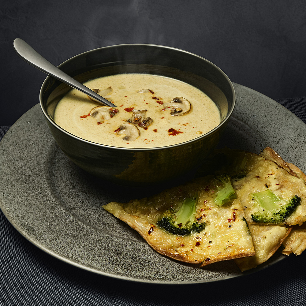 Champinjonsoppa med broccolipizza bianco på tortillabröd