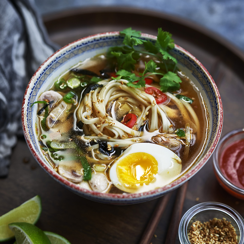 Ramen med salladskål och champinjoner