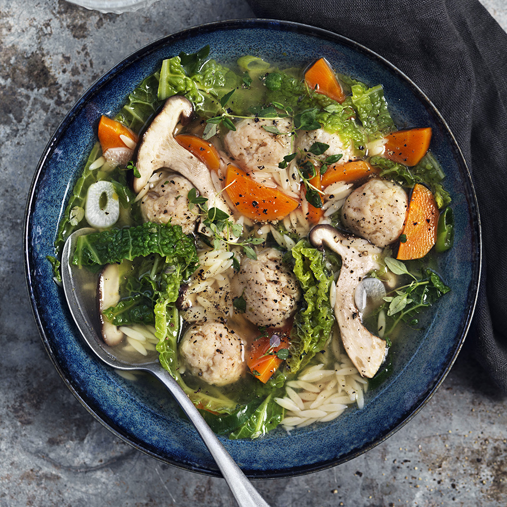 Buljongprimörsoppa med kycklingfrikadeller