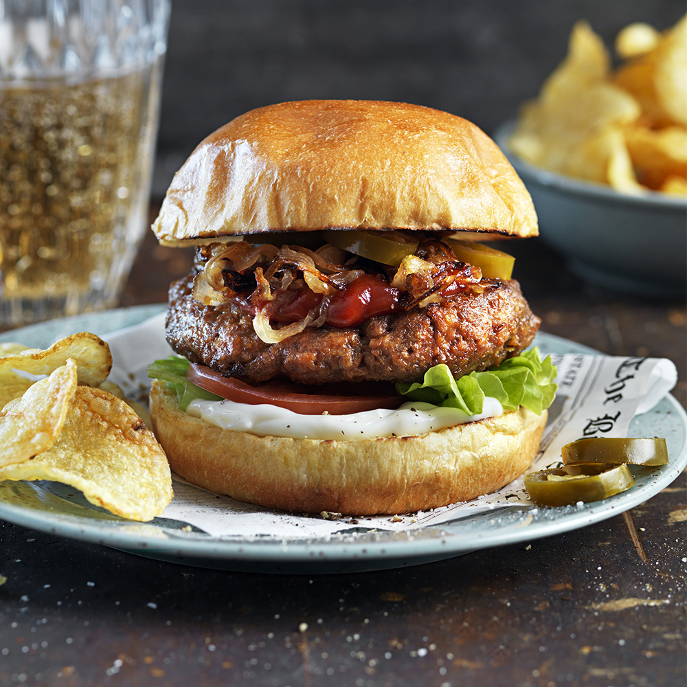 Vegetarisk hamburgare med stekt lök och jalapeño