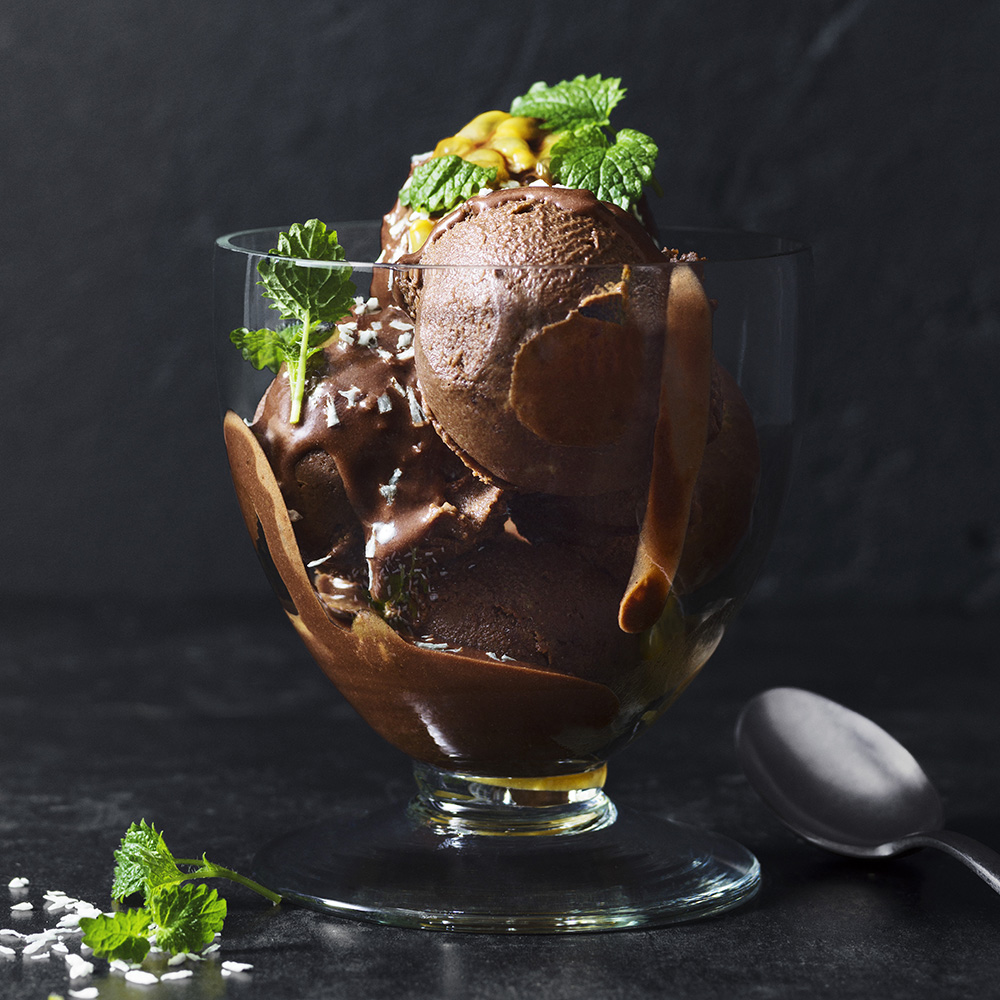 Avokado- och chokladmousse med dadelchokladsås