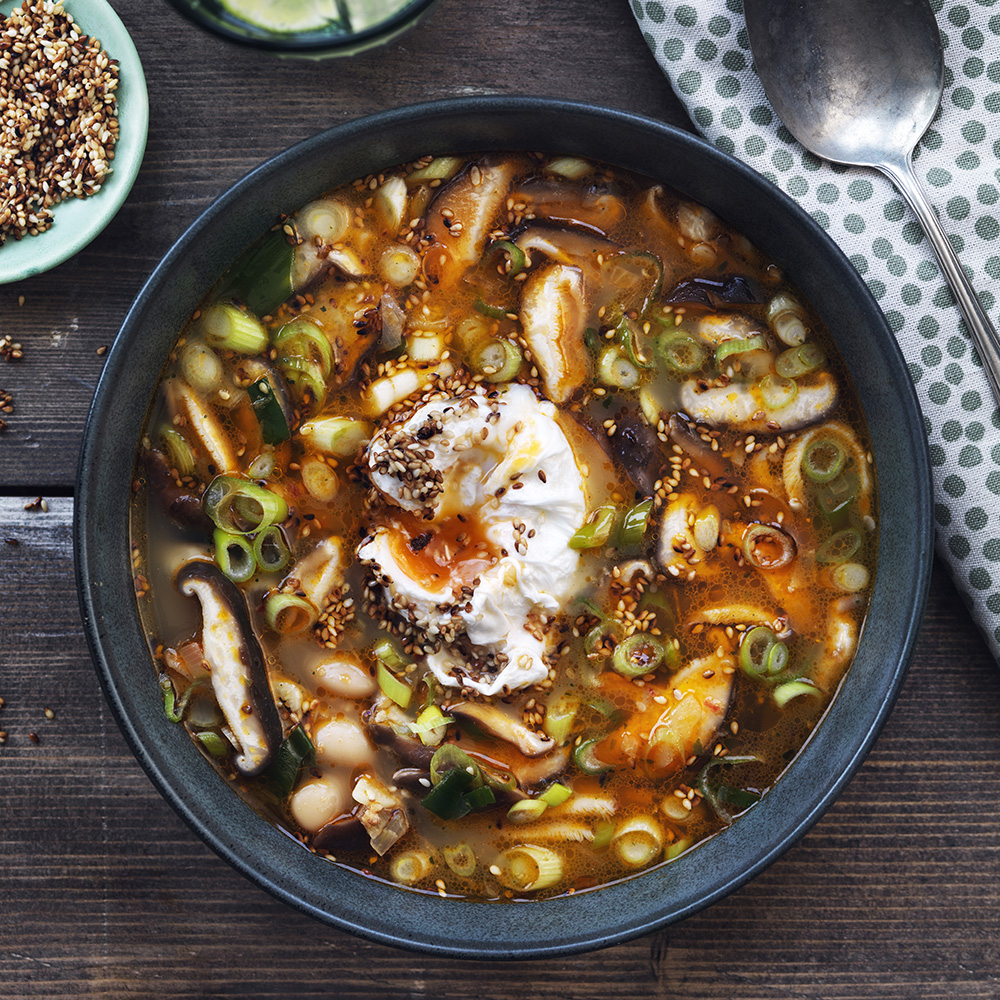 Buljongsoppa med shiitakesvamp och pocherat ägg