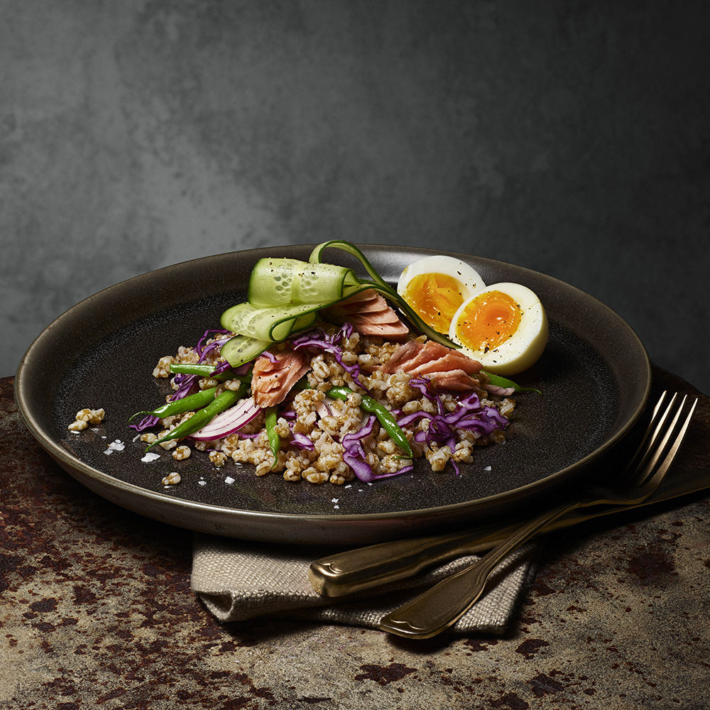 Matvetesallad med varmrökt lax och ägg