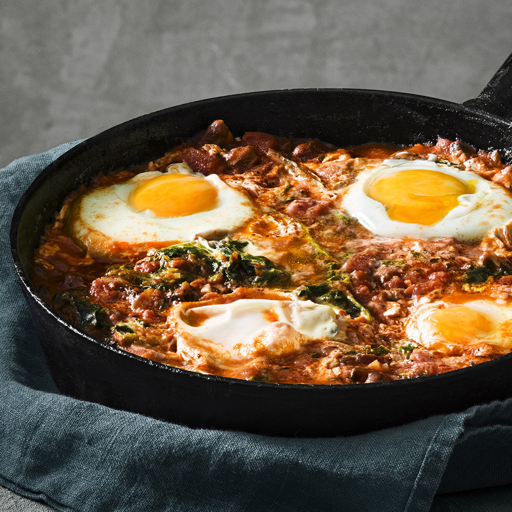 Spenatgryta med bakat ägg och vitlöksbröd