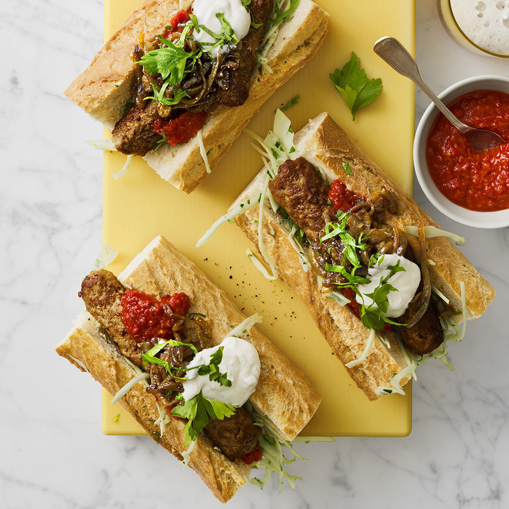 Baguette med cevapcici och karamelliserad lök