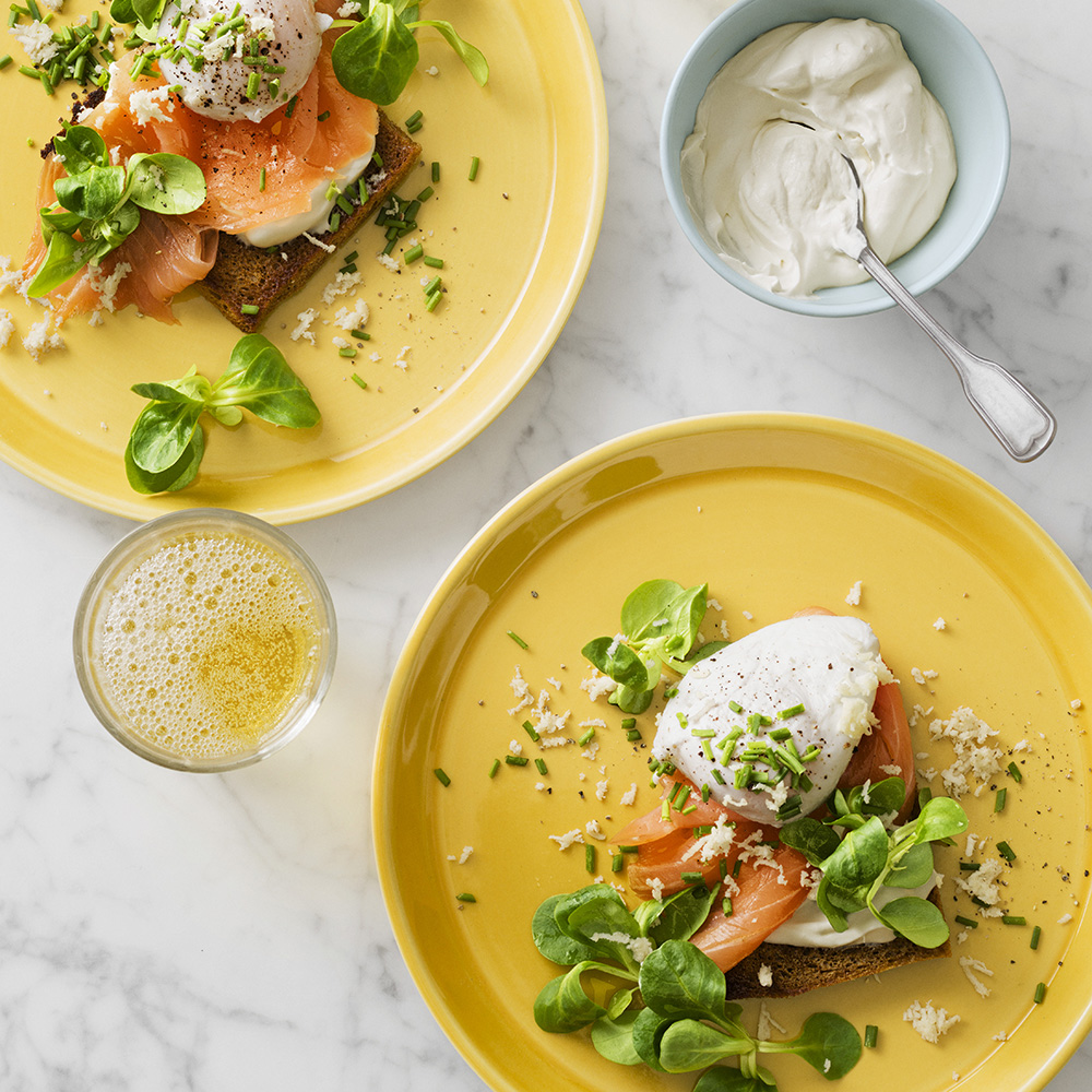 Kallrökt laxmacka med pocherat ägg och crème fraiche