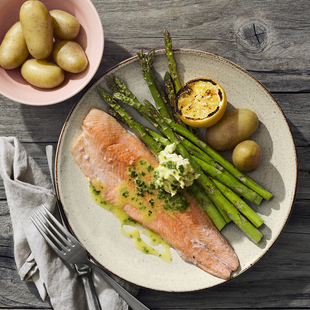 Grillad röding med gräslökssmör och sparris