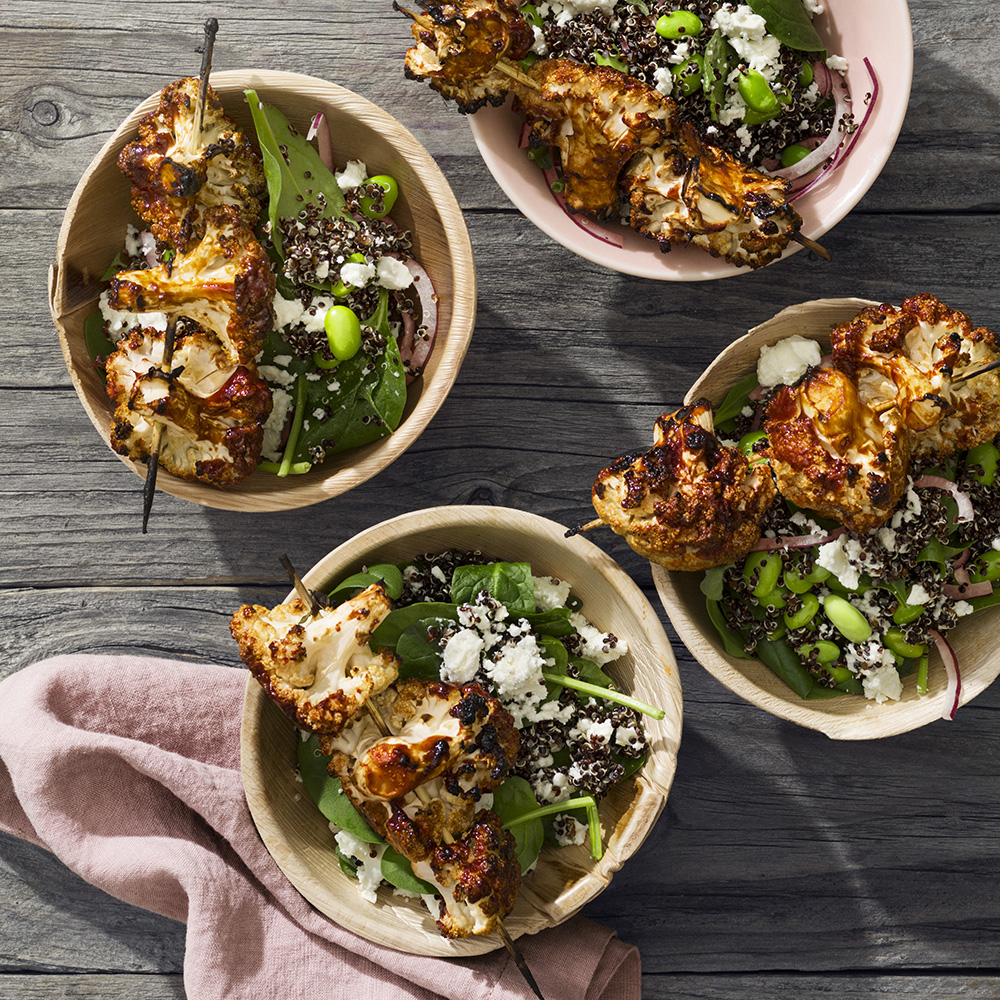 Grillade blomkålsspett med quinoa- och fetaostsallad
