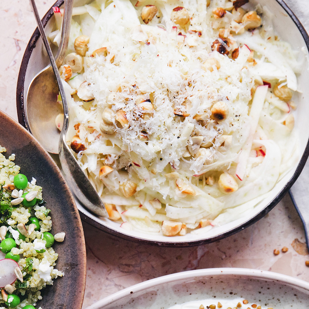 Fänkåls- och äppelsallad med hasselnötter och parmesan