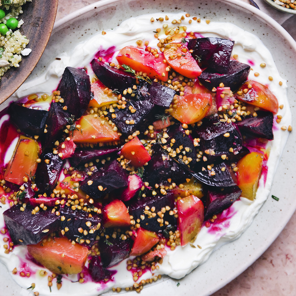 Bakade betor med yoghurt, knaprigt bovete och ingefärshonung