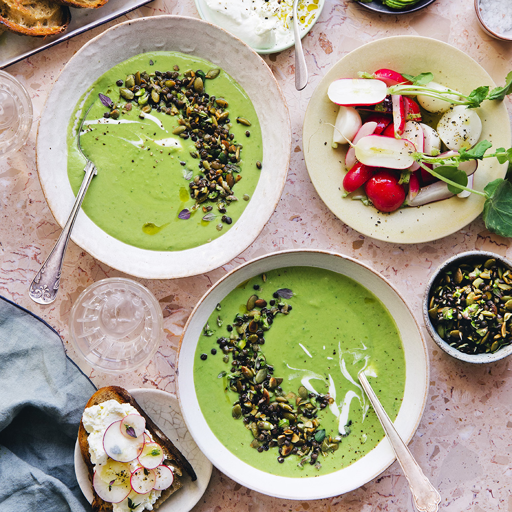Grön sparris- och ärtsoppa med linstopping