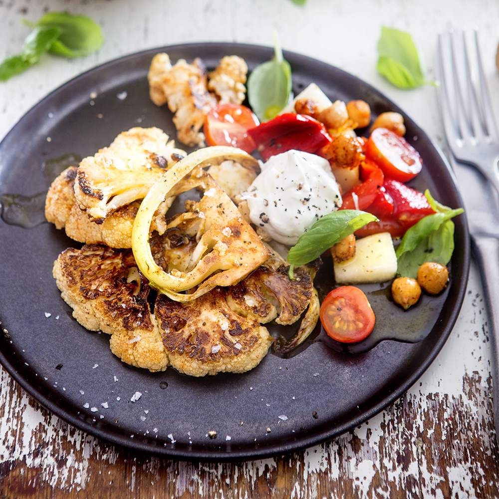 Blomkålssteaks med fruktig sommarsallad