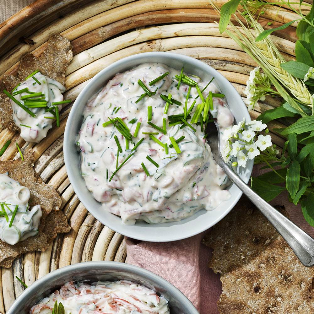 Gravlaxröra med sesam, chili och knäckebröd