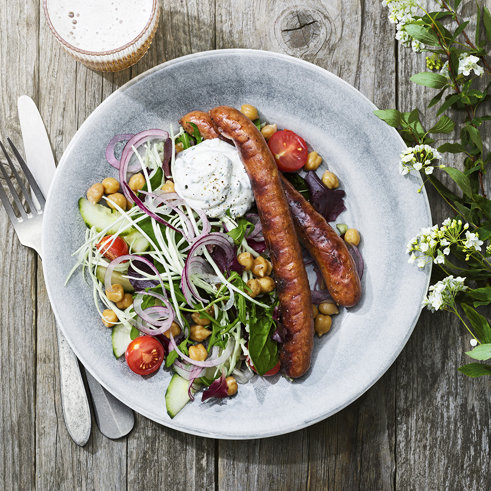 Grillad korv med smaksatt yoghurt och kikärtssallad