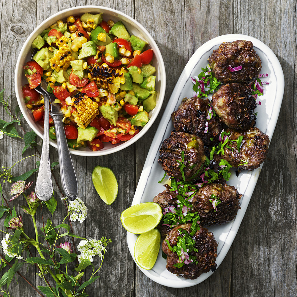 Cheddar- och jalapeñobiffar med grillad majssalsa