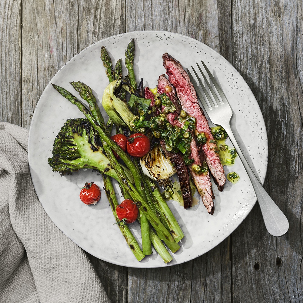 Flankstek med grillade grönsaker och kapris- och örtdressing