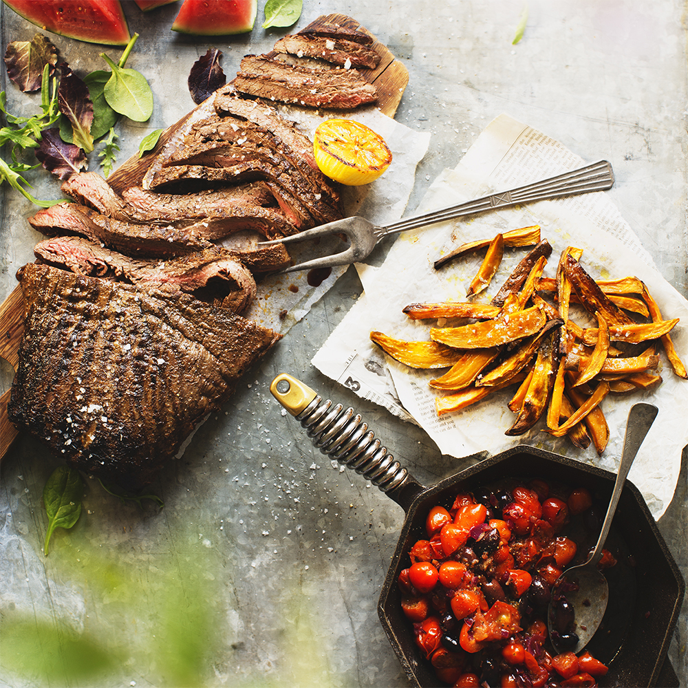 Grillad flankstek med tomat- och olivsalsa