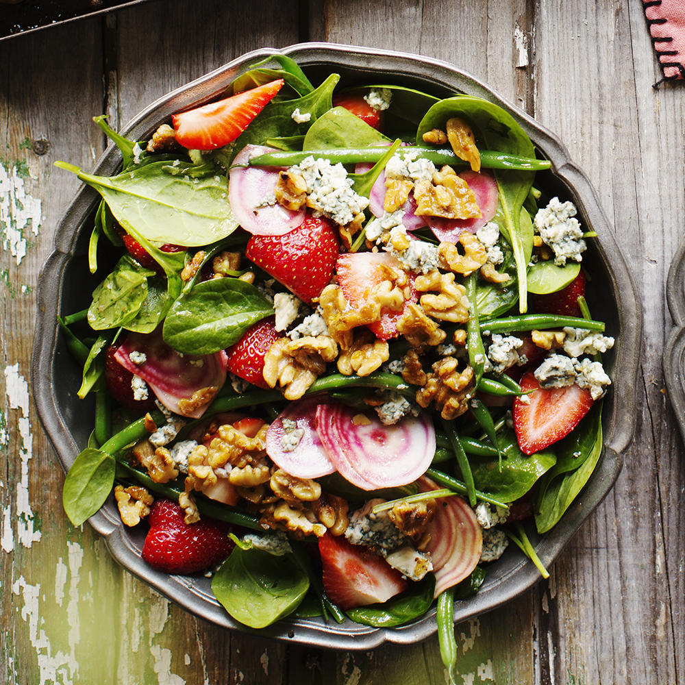 Sommarsallad med jordgubbar och ädelost