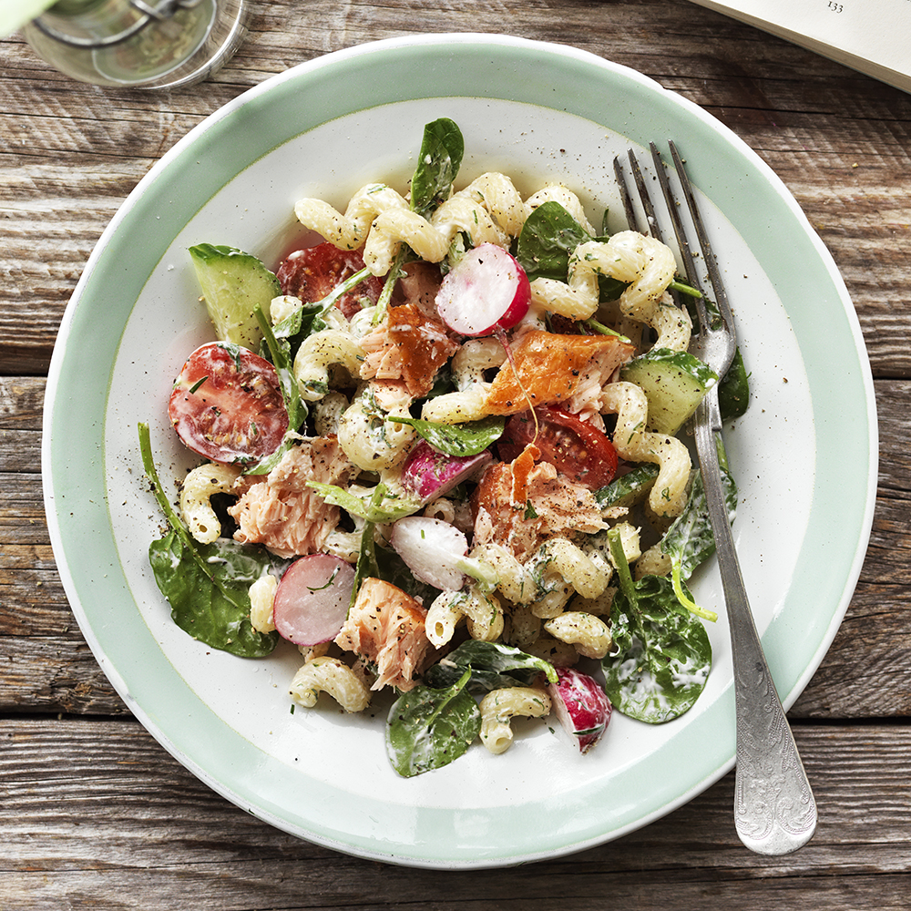 Krämig pastasallad med varmrökt lax och dill