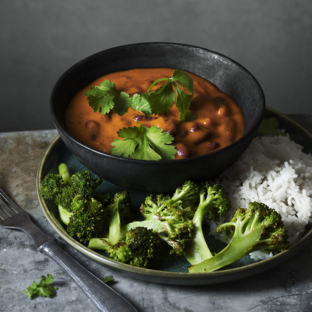 Tikka masala med bönor och råstekt broccoli