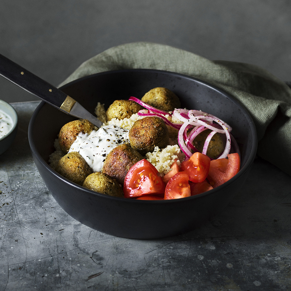 Kikärtsbollar med couscous, picklad lök och vitlökssås