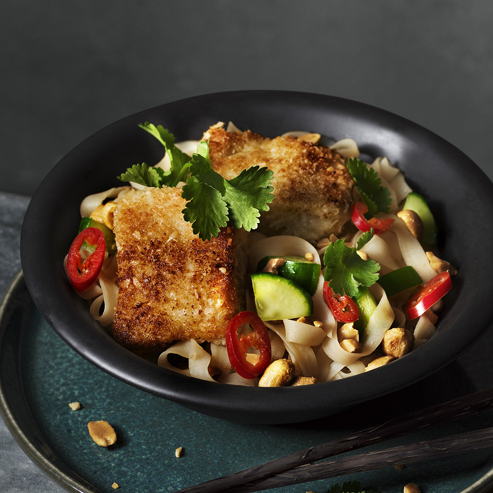 Kokospanerad fisk med nudelsallad