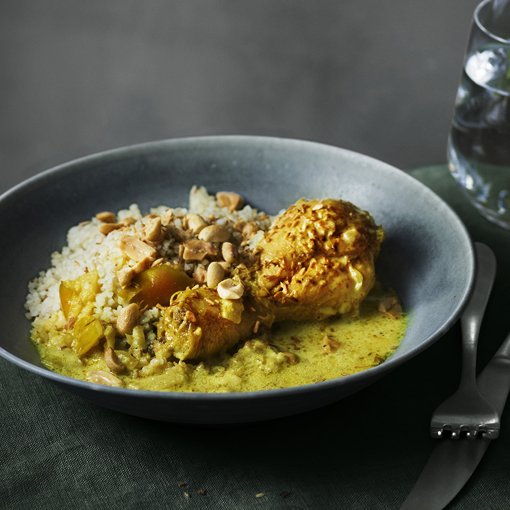 Kycklingcurry med bulgur och krunchig topping