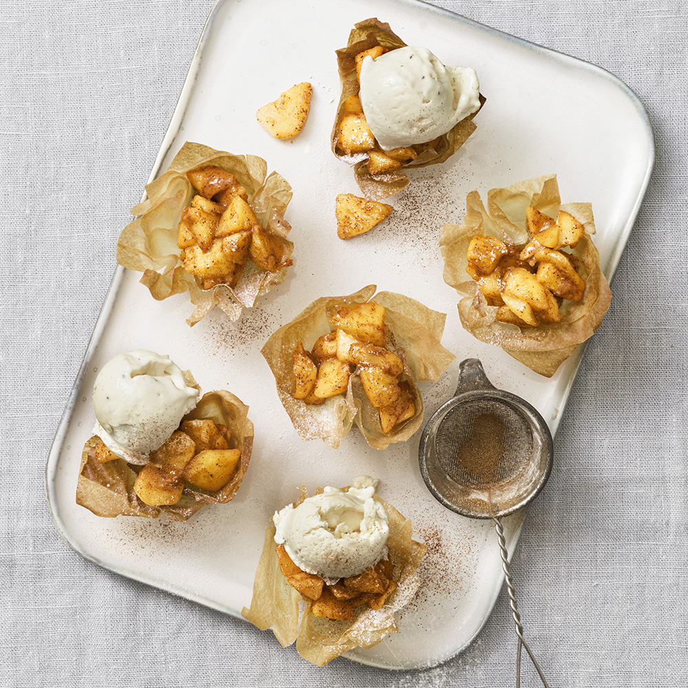 Filodegskorgar med stekta äpplen och hemgjord kardemummaglass