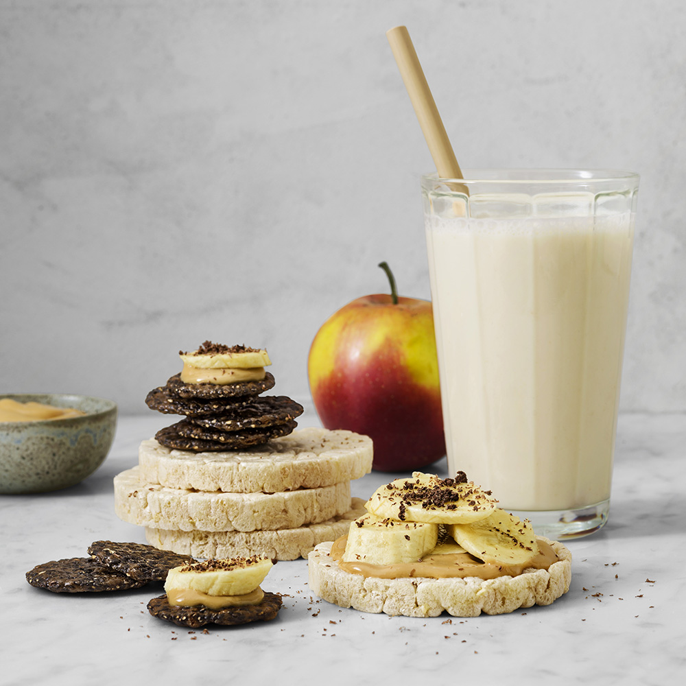 Äppelsmoothie med ingefära och linskakor med jordnötssmör och banan