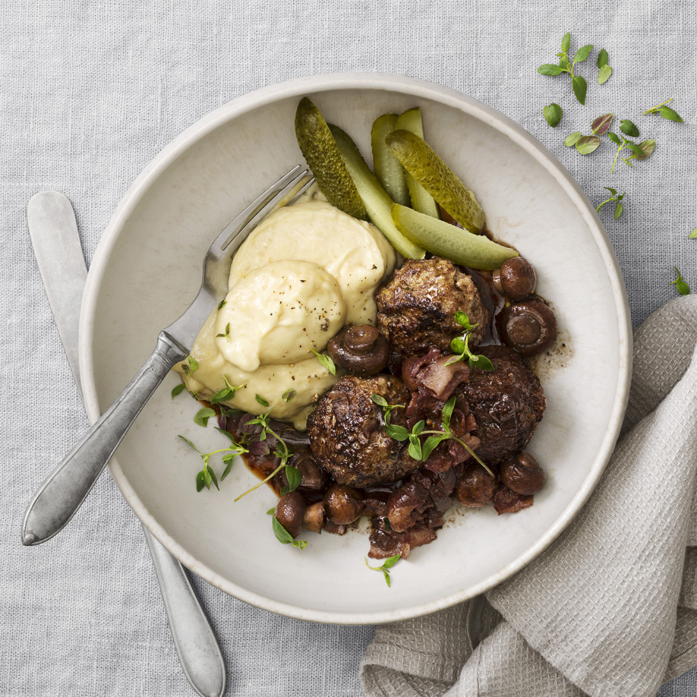 Stora köttbullar i rödvinssås med bacon och svamp