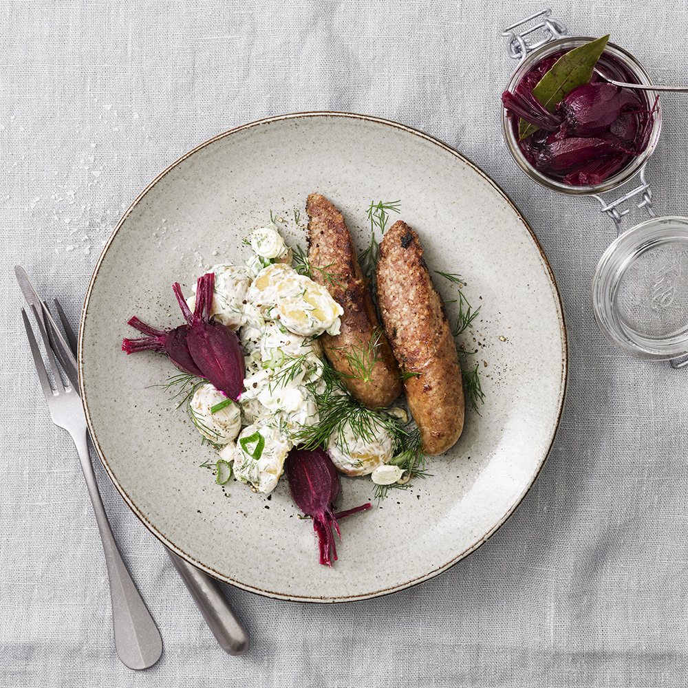 Isterband med krämig potatissallad och heminlagda rödbetor