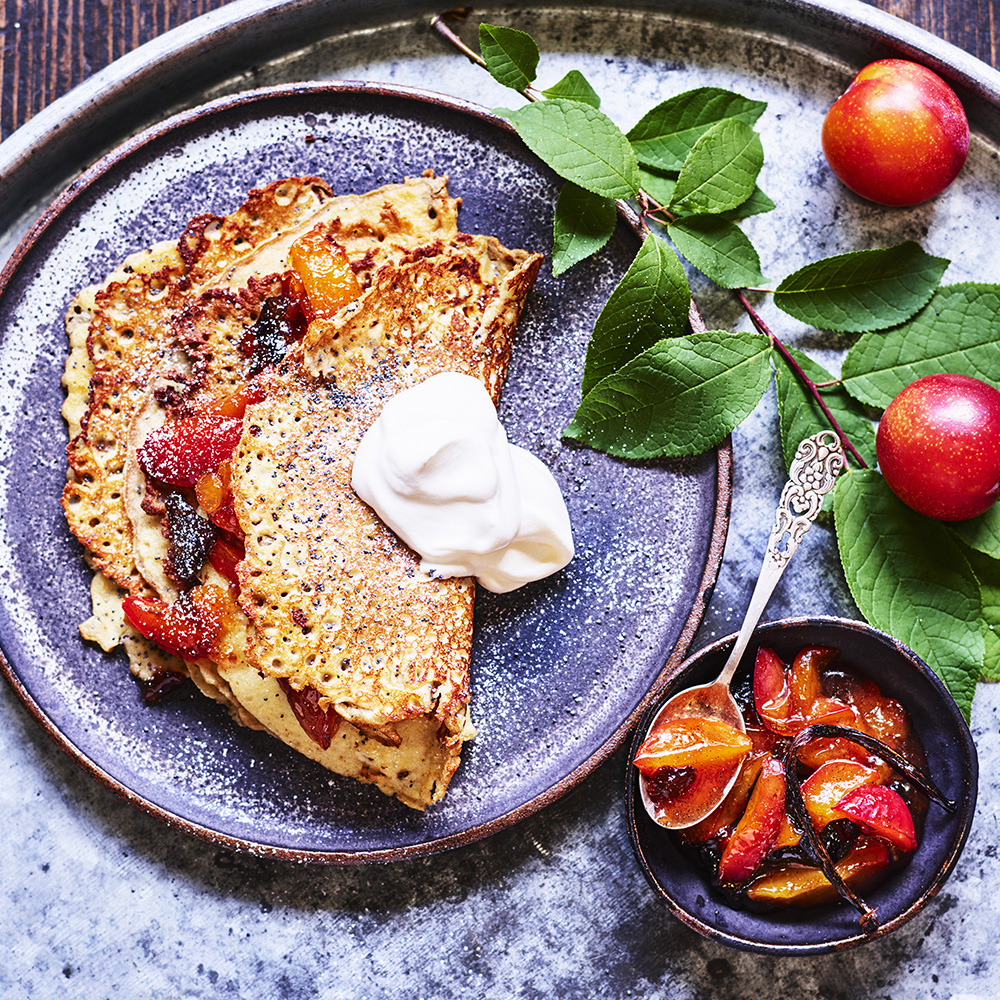 Frasiga pannkakor med plommonkompott